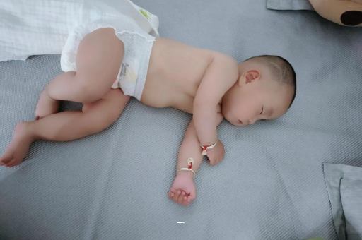 五家渠宝宝胳膊上起红疙瘩